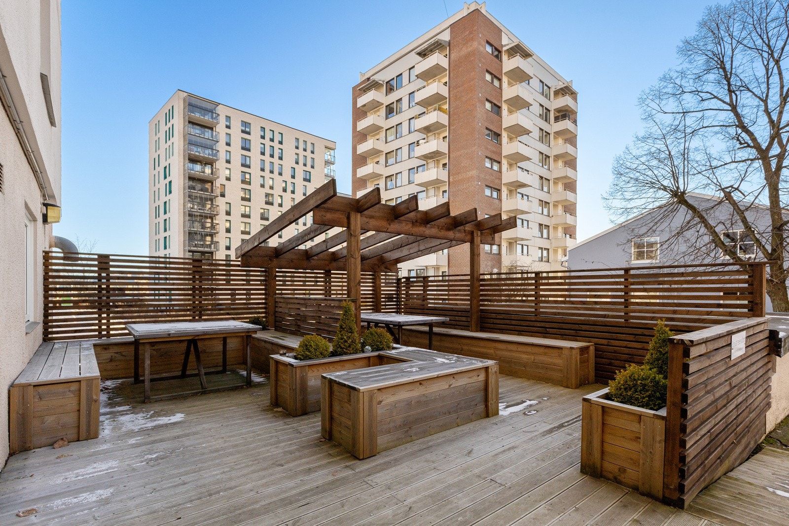 Felles uteområde med sittegrupper. Galleribilde