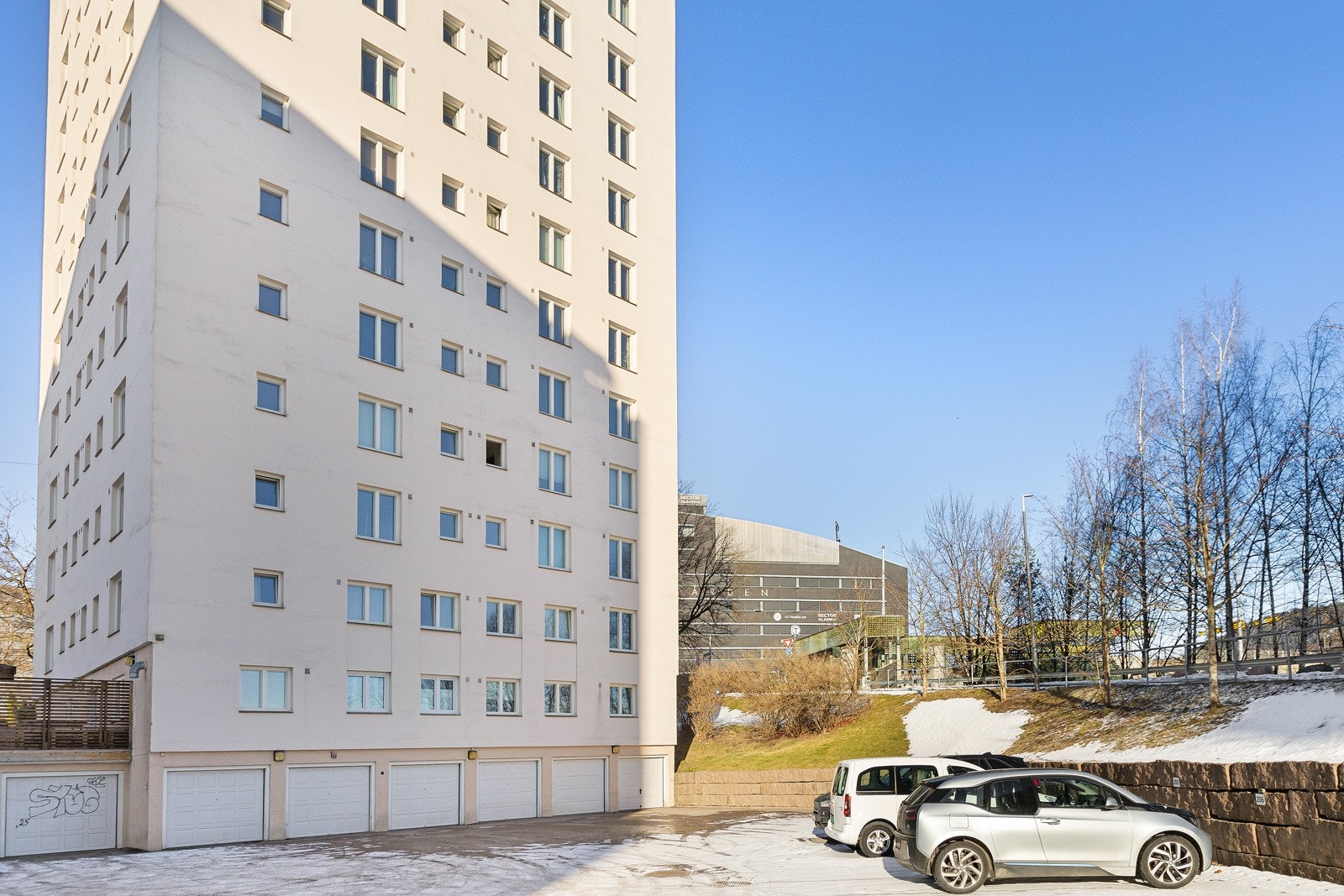 Borettslaget tilbyr 18 uteparkeringsplasser og 7 garasjeplasser til leie, som tildeles etter boansienitet etter avtale med styret. Parkeringsleie kommer i tillegg til felleskostnadene. Det er også 2 gjesteparkeringsplasser ved trafoen. Galleribilde