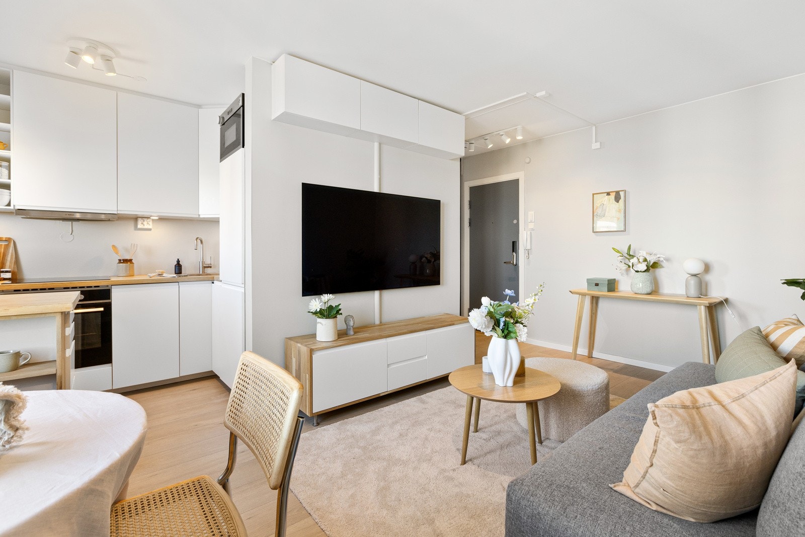 Leiligheten har nytt laminatgulv fra 2021 og malte overflater i lyse farger. Galleribilde