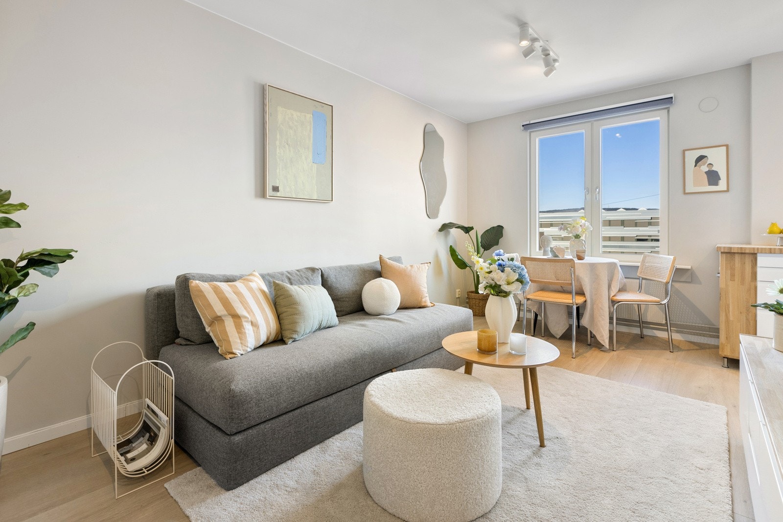 I stuen kan man innrede med sofaseksjon, spisebord og øvrig møblement. Galleribilde