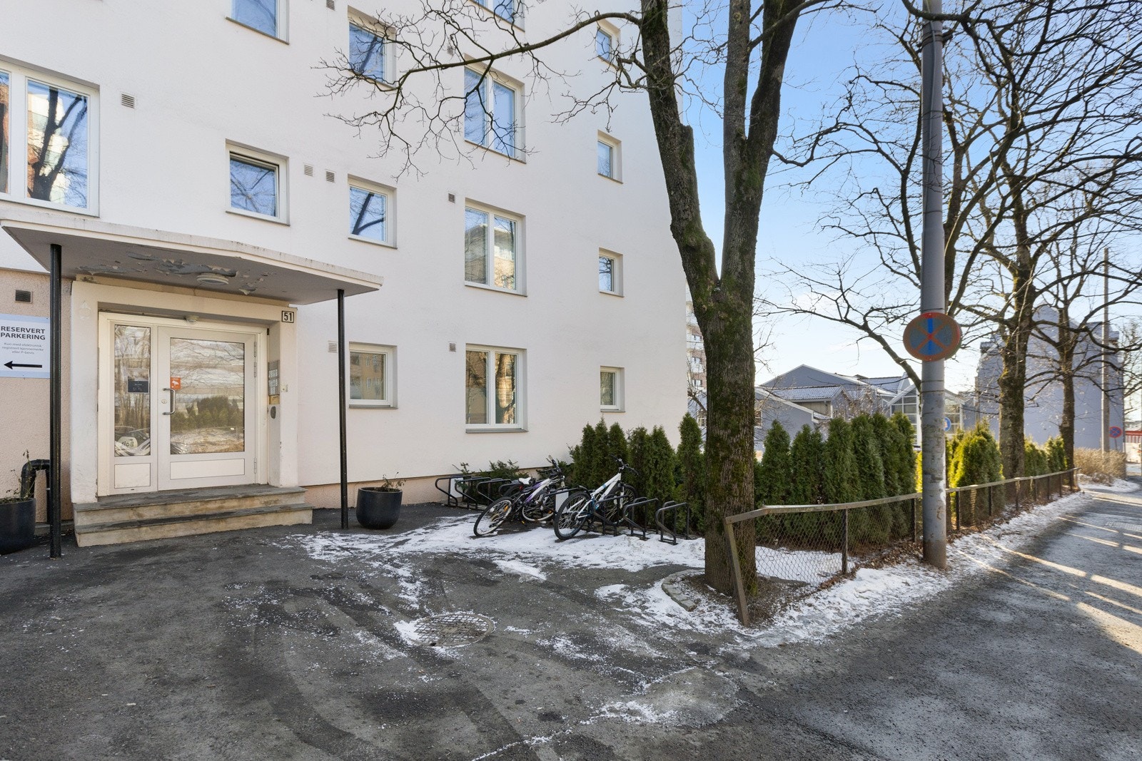 Inngangsparti med sykkelstativ. Galleribilde