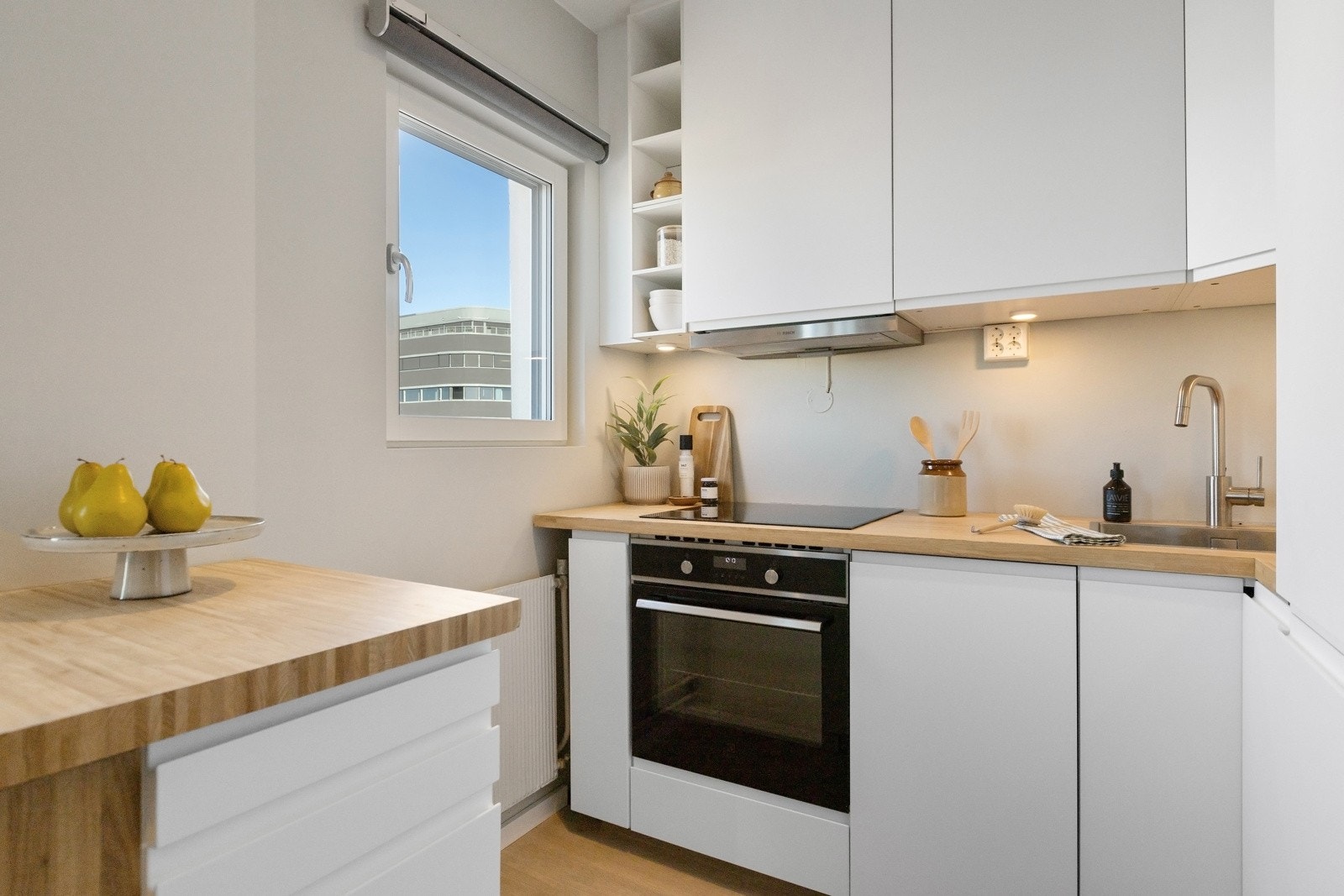 Hvitevarene er integrert i innredningen og består av koketopp, stekeovn, oppvaskmaskin, mikrobølgeovn og kjøl-/fryseskap. Galleribilde