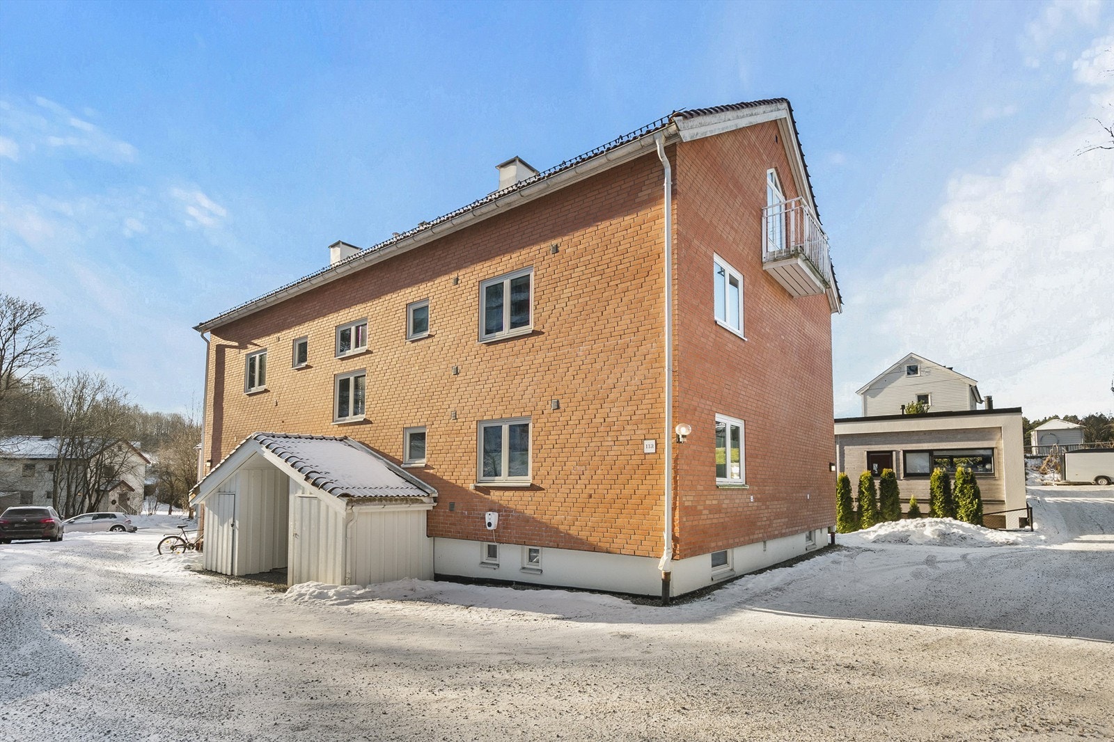 Blokkens fasade. P-plass følger med salget (på høyre side av blokken, rett under balkongen på bildet). Galleribilde