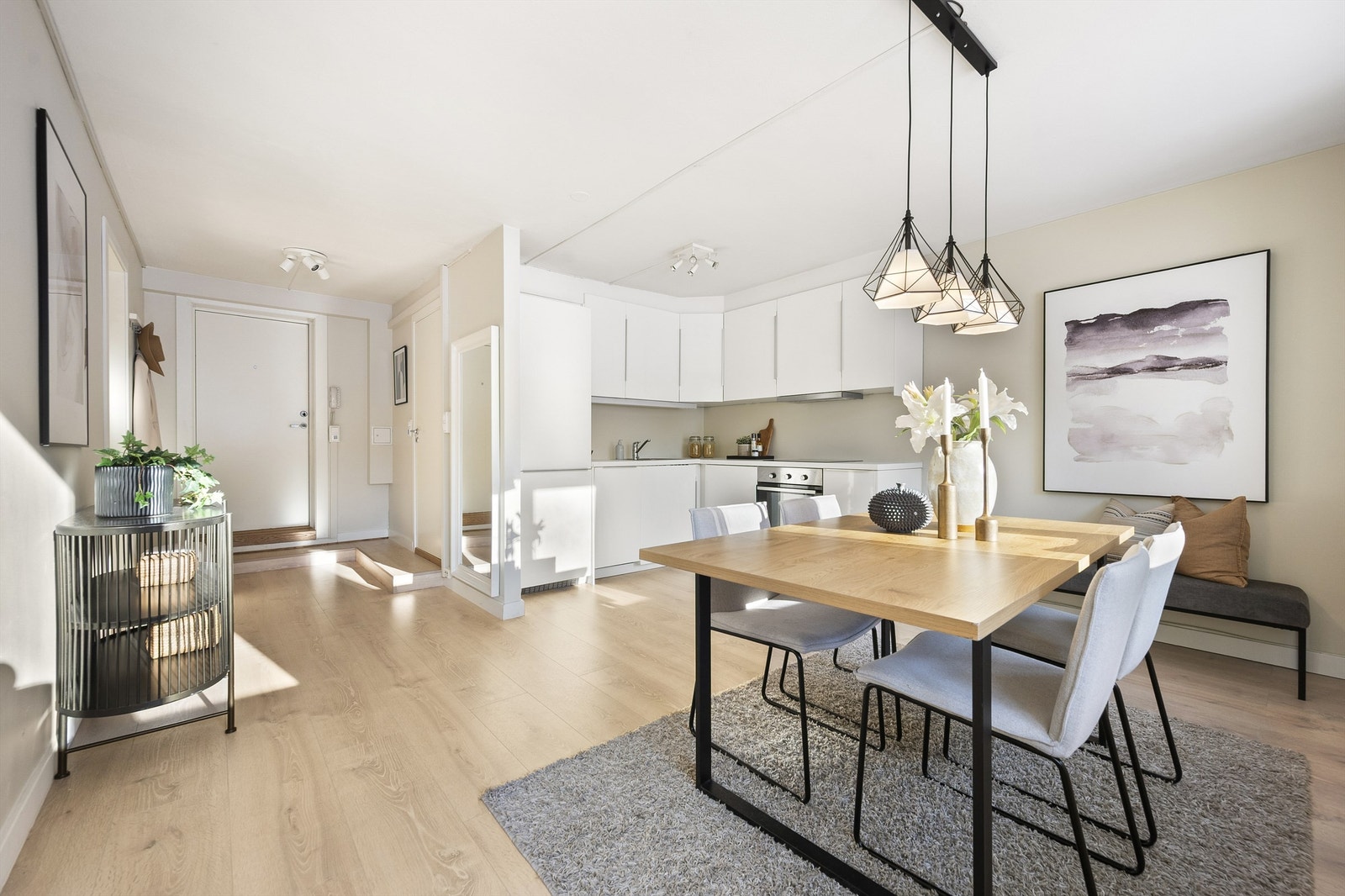 Boligen oppleves som svært romslig og har flere praktiske løsninger. Galleribilde