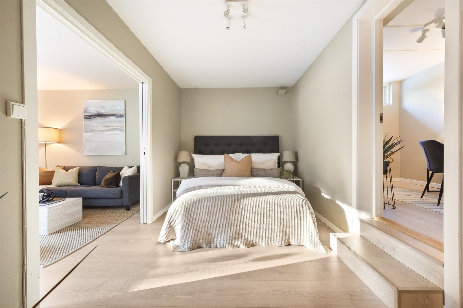 Adkomst videre til boligens kontorrom (byggemeldt som bod). Galleribilde