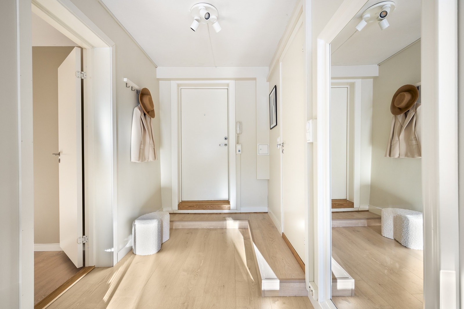 Vi tar en titt på badet før vi beveger oss ut av leiligheten. Galleribilde