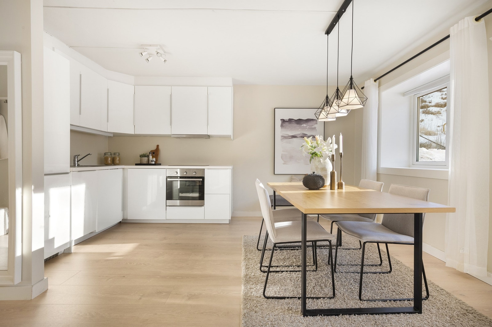 Innredningen er nøytral og hvitevarene følger med salget. Galleribilde