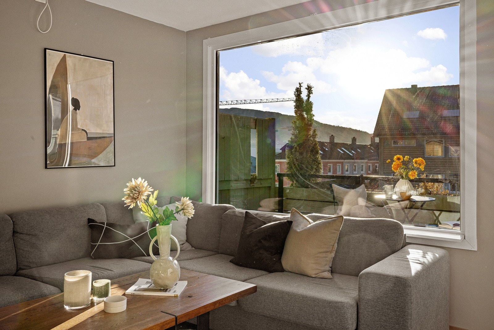 Leiligheten ligger høyt og fritt med god avstand til øvrig bebyggelse, slik at leiligheten oppleves usjenert Galleribilde