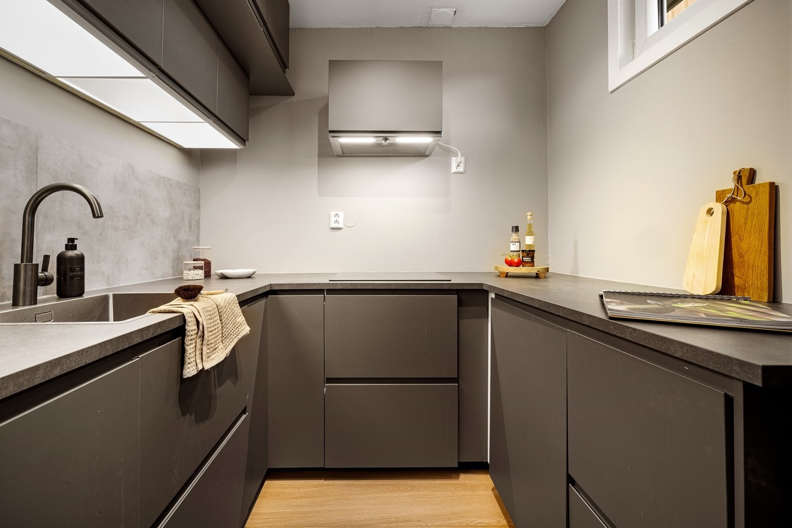 Hesteskoutformingen gir god skap- og benkeplass Galleribilde