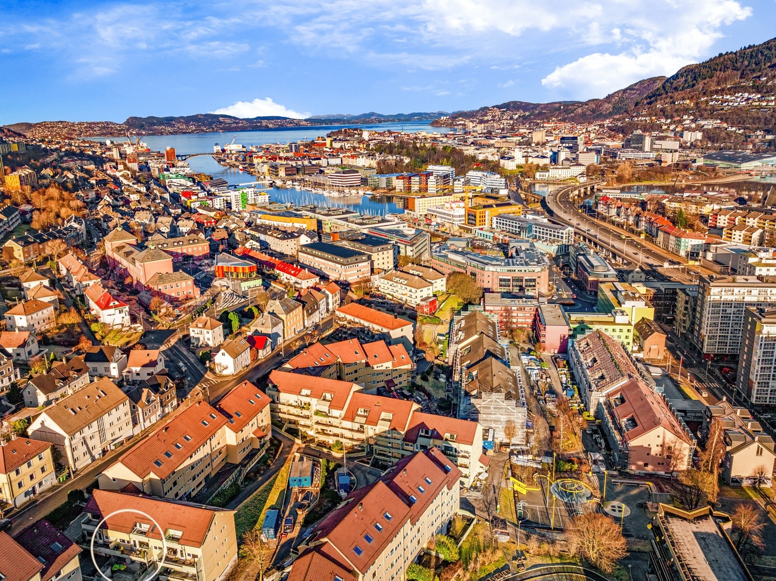 Leiligheten ligger kun 2 km fra kjernen av Bergen sentrum - Det er kort vei til Bybanen, HVL og BI Galleribilde