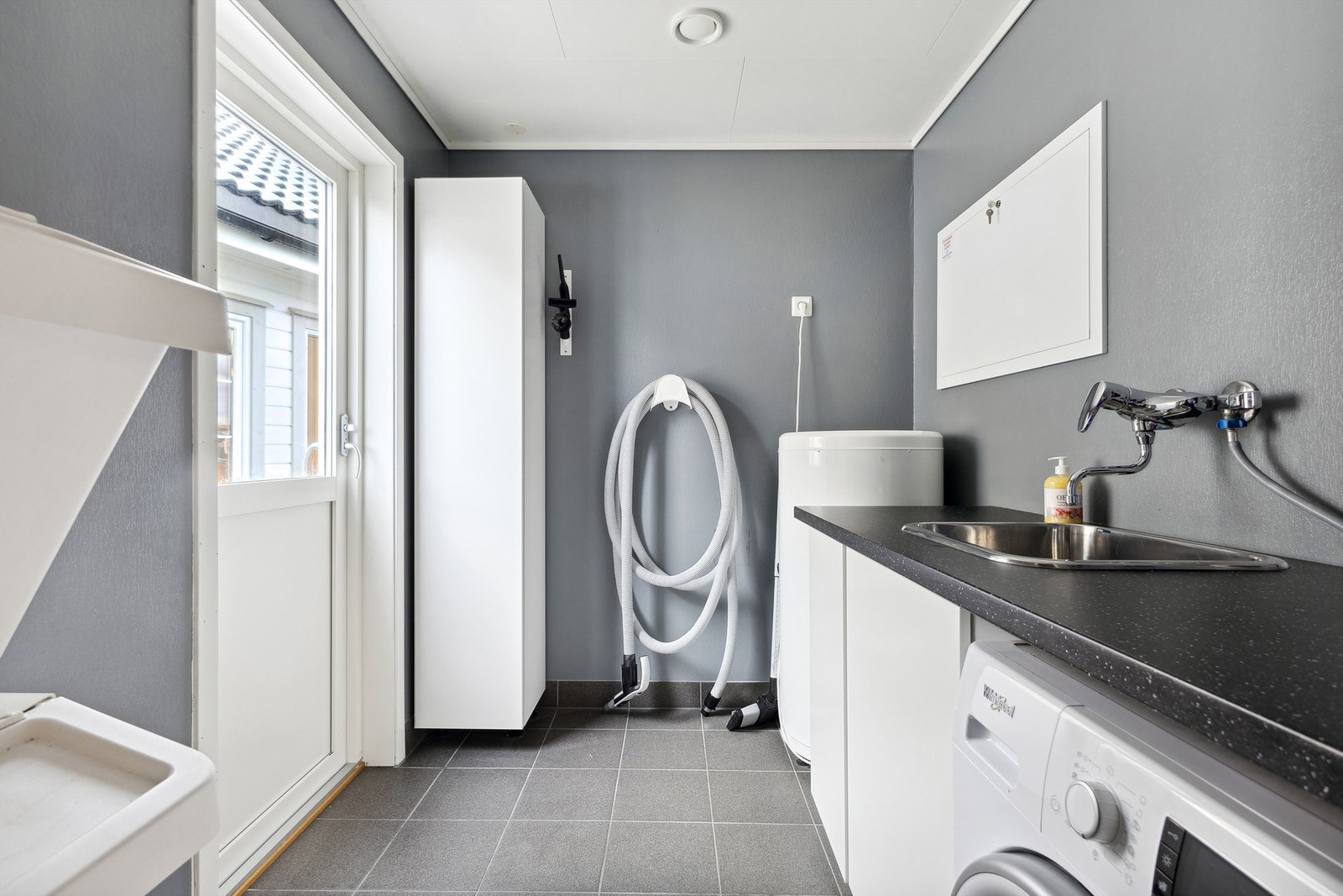 Praktisk separat vaskerom med utgang direkte til hagen Galleribilde