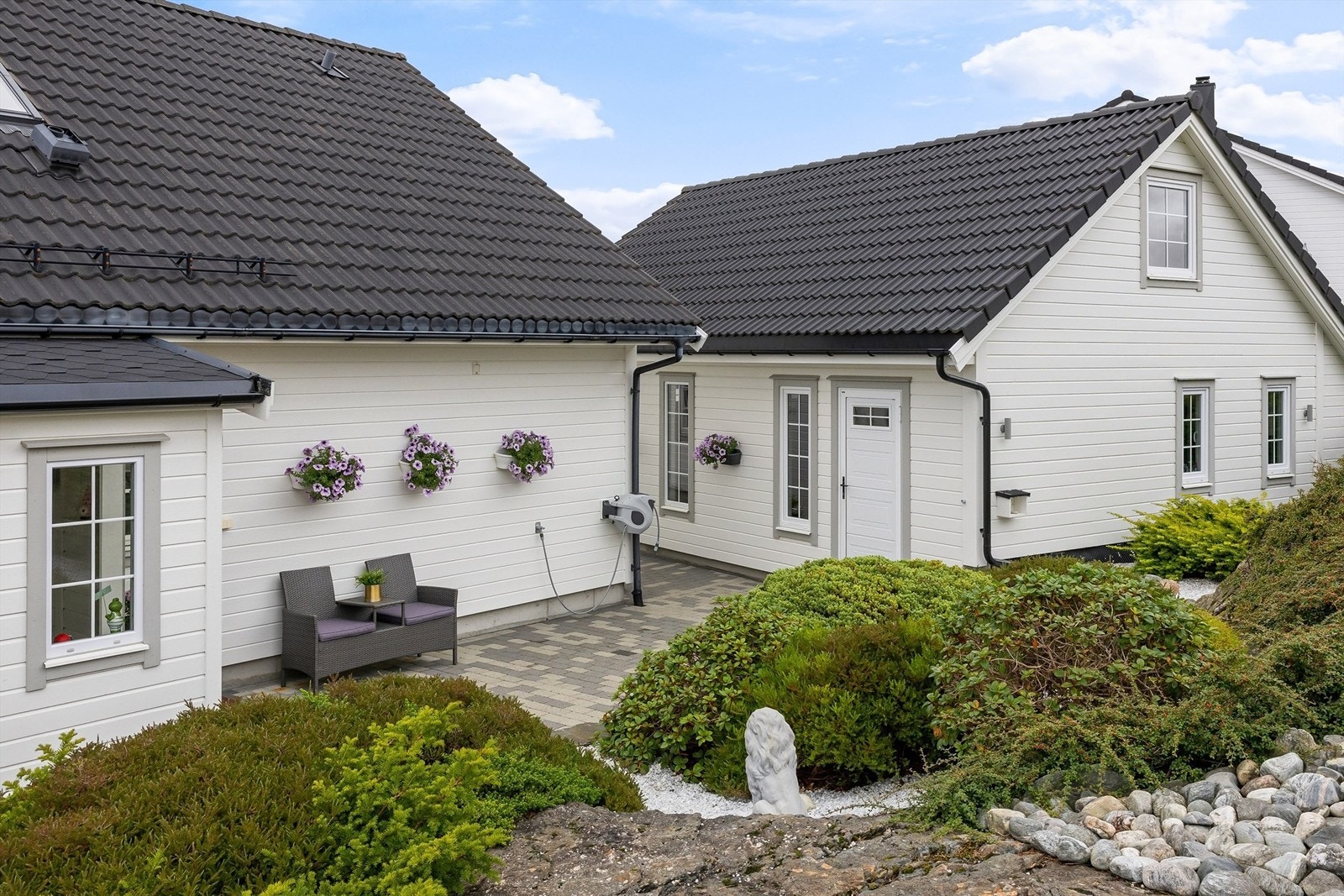 Stor frittstående dobbelgarasje med praktisk loft. Galleribilde