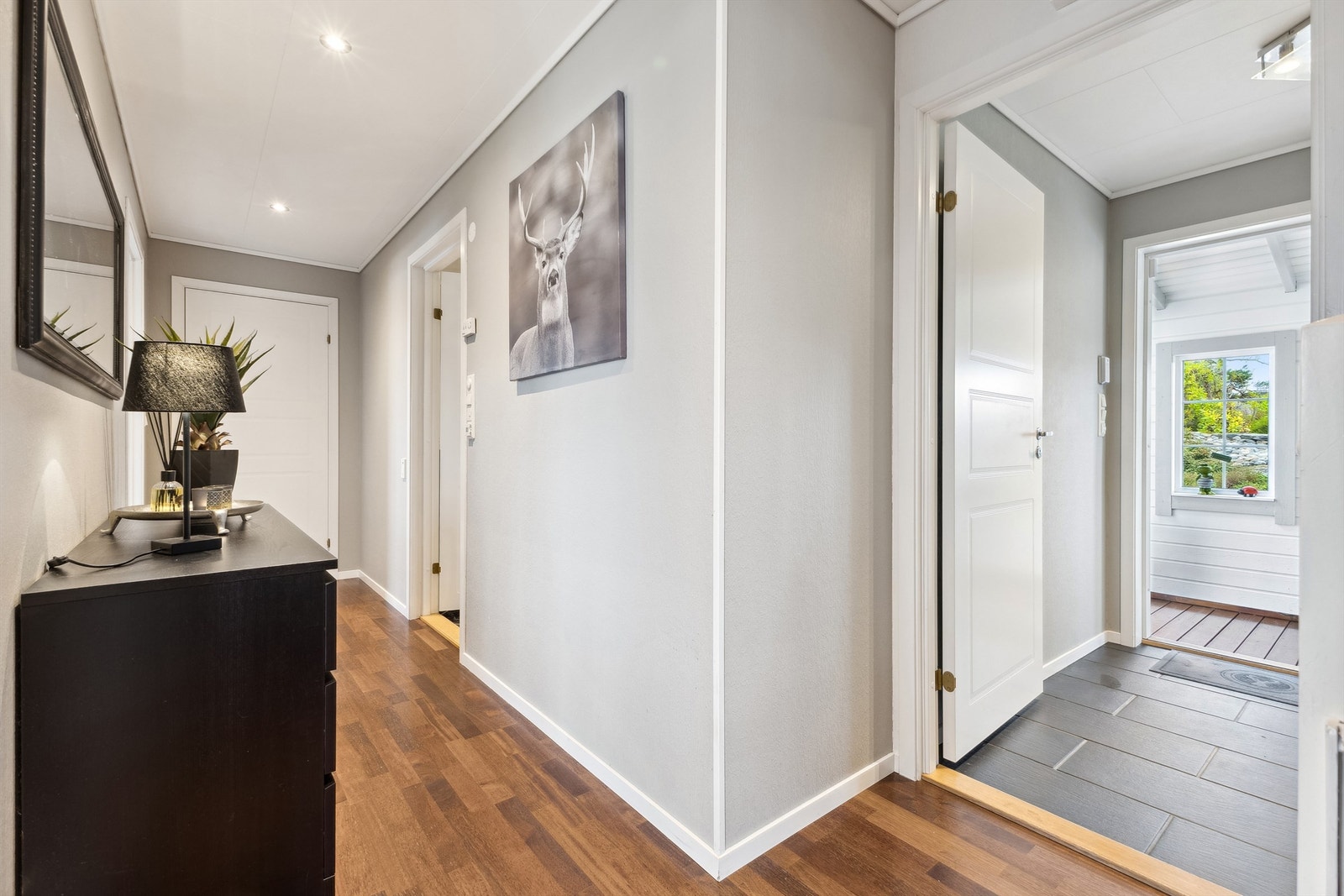 Fra gangen har man tilgang til alle boligrommene i etasjen. Herfra går også trappeløpet mellom 1. og 2. etasje. Galleribilde