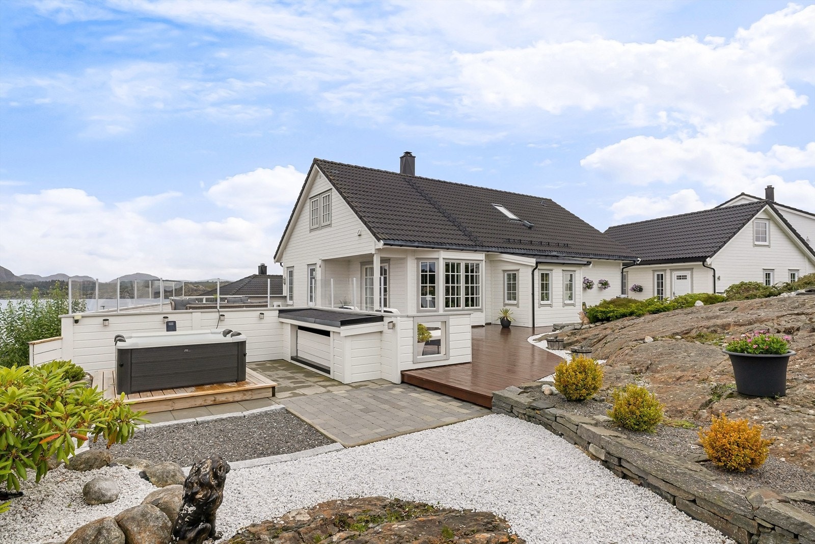 Med fiks ferdig opparbeidet hage ligger alt tilrette for å virkelig kunne nyte de fine dagene. Galleribilde