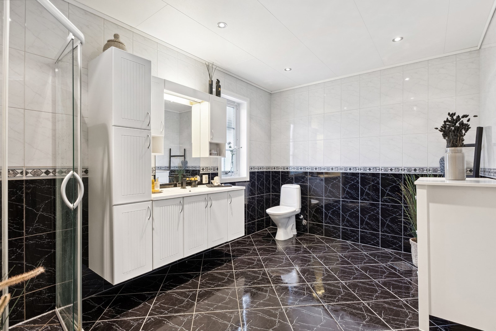 Stort helfliset baderom i 1. etasje Galleribilde