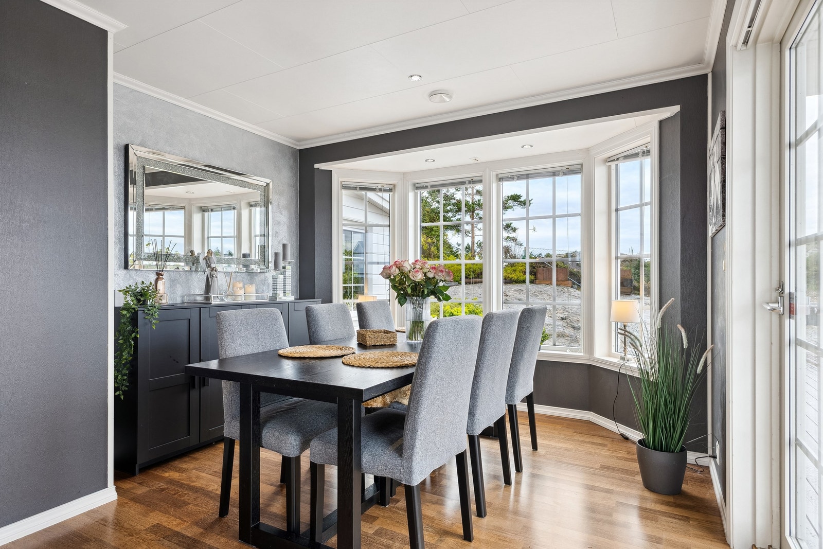 God plass til stor spisegruppe Galleribilde