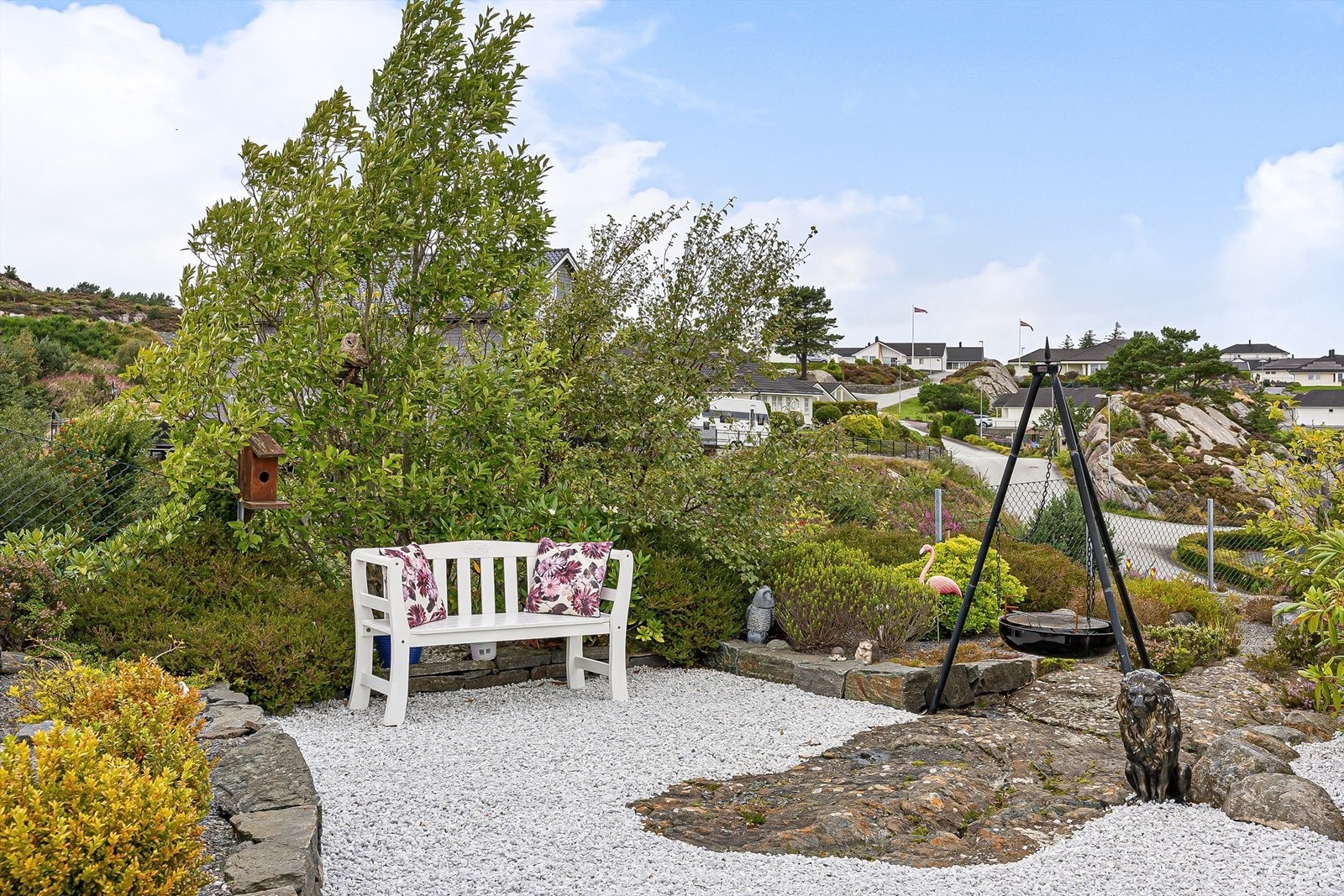 Tomten er bl.a. opparbeidet med belegningsstein, flotte terrasser og plattinger på terreng, hvit hagesingel, natursteinsmurer og diverse støttemurer med bed og diverse beplantninger m.v. Galleribilde