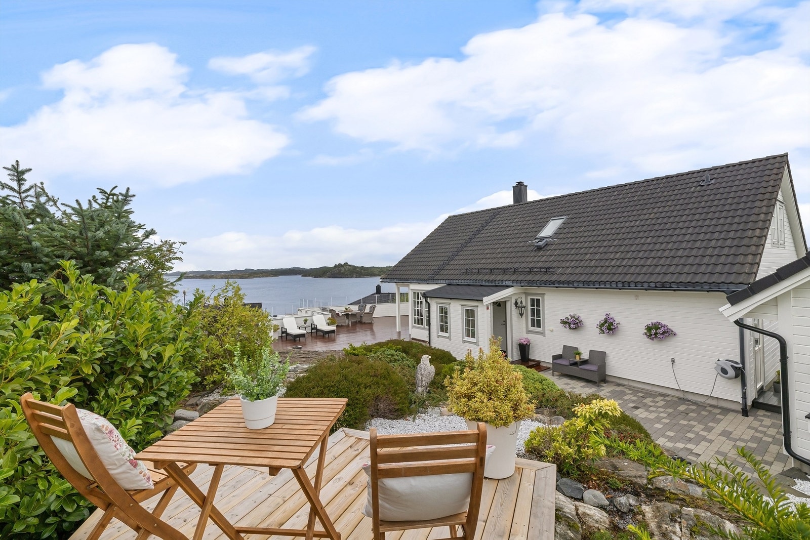 Nydelig opparbeidet hageanlegg Galleribilde