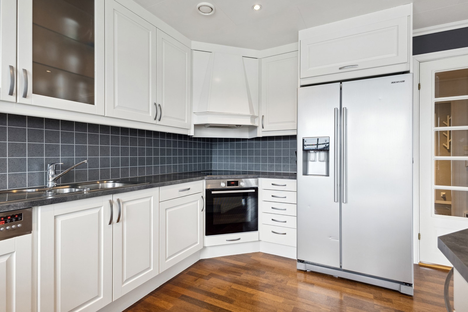 Side-by-side kjøle-og fryseskap medfølger også i handelen Galleribilde