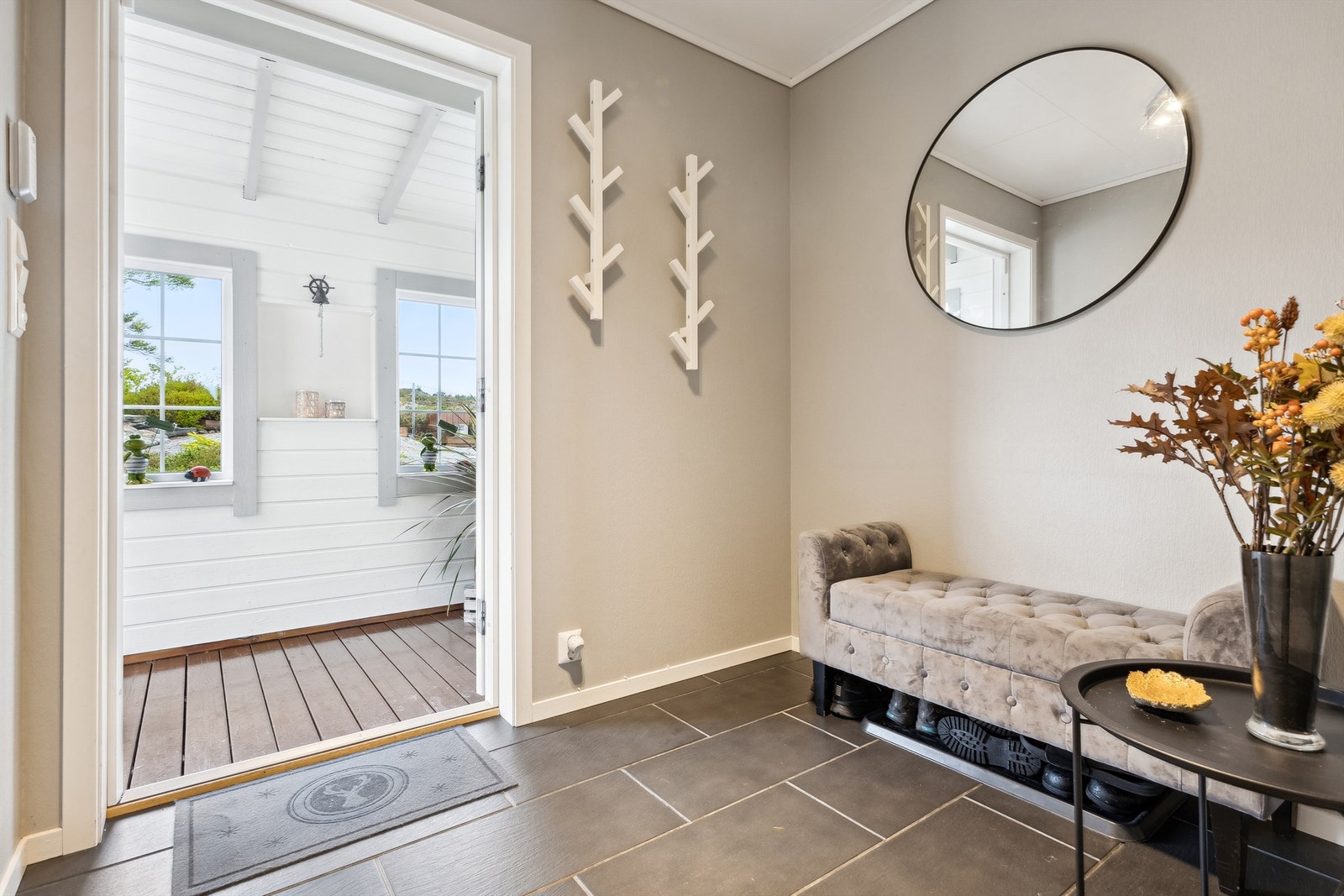 Romslig entré med god plass for å henge fra seg yttertøy og sette fra seg sko Galleribilde