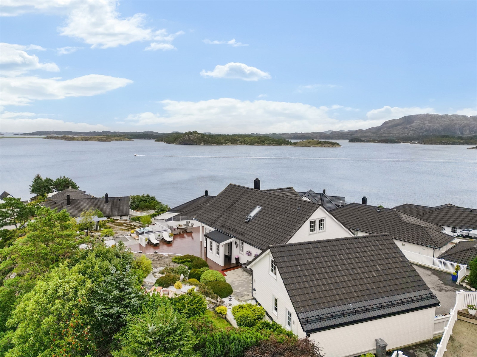 Her får man nærhet til sjø og formidabel utsikt i solrike og barnevennlige omgivelser. Galleribilde