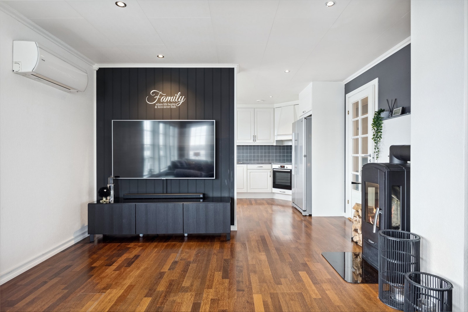 En moderne peisovn sørger for god varme og ekstra hygge ved behov Galleribilde