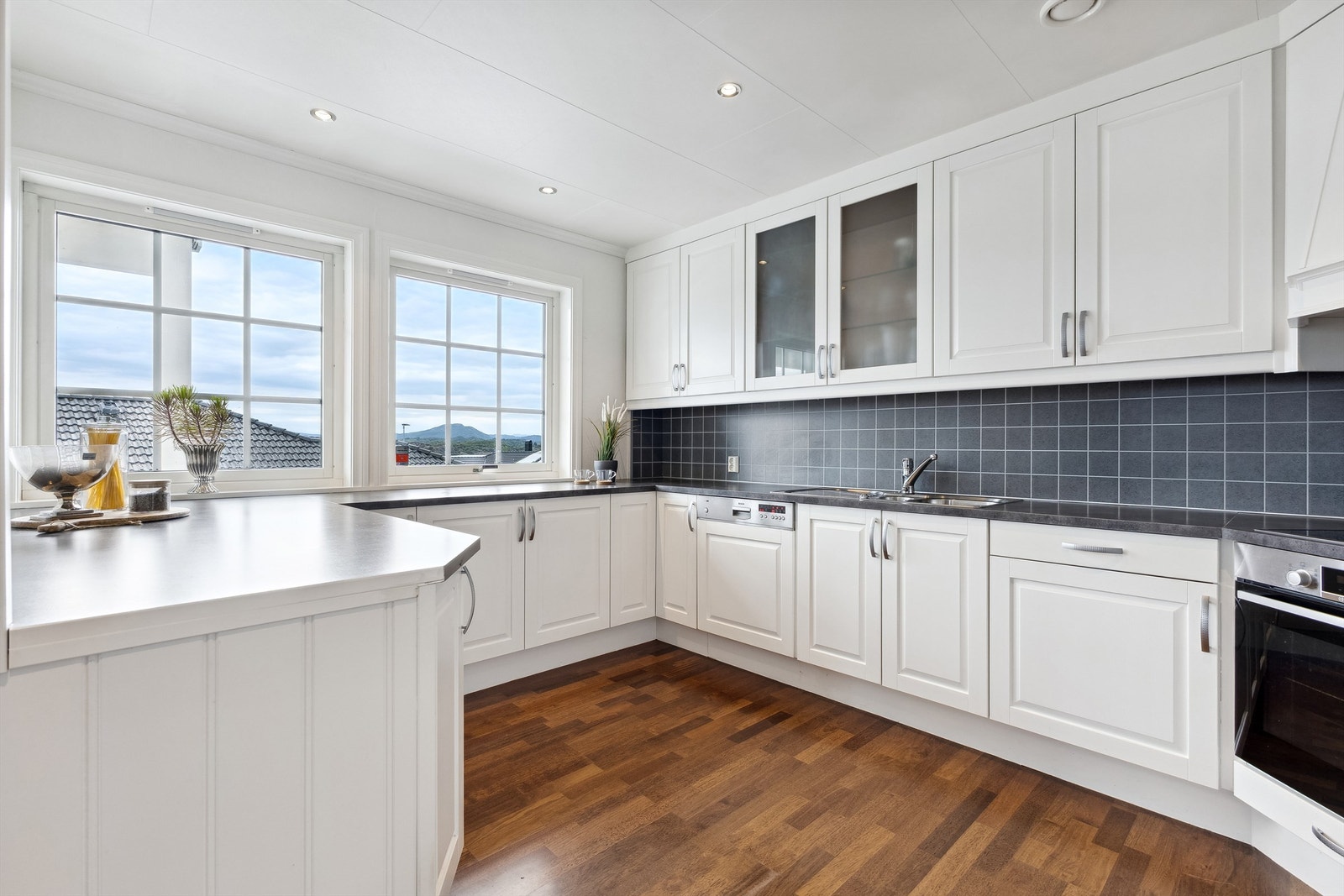 Stilrent kjøkken fra Bolett med lyse og profilerte fronter Galleribilde