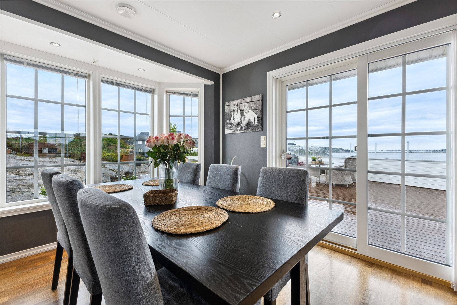 Herfra har man utgang til terrassen og det herlige uteområdet Galleribilde