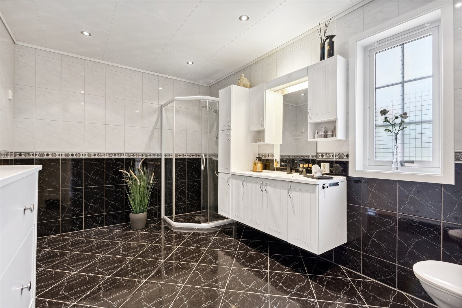 Pen, vegghengt innredning med god oppbevaringsplass og ovenpåliggende servant Galleribilde