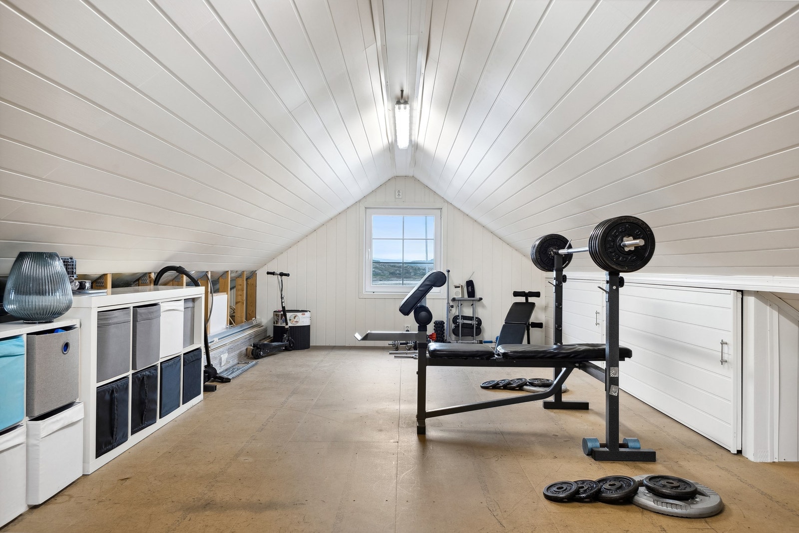 Praktisk garasjeloft med flere bruksmuligheter og god oppbevaringsplass Galleribilde