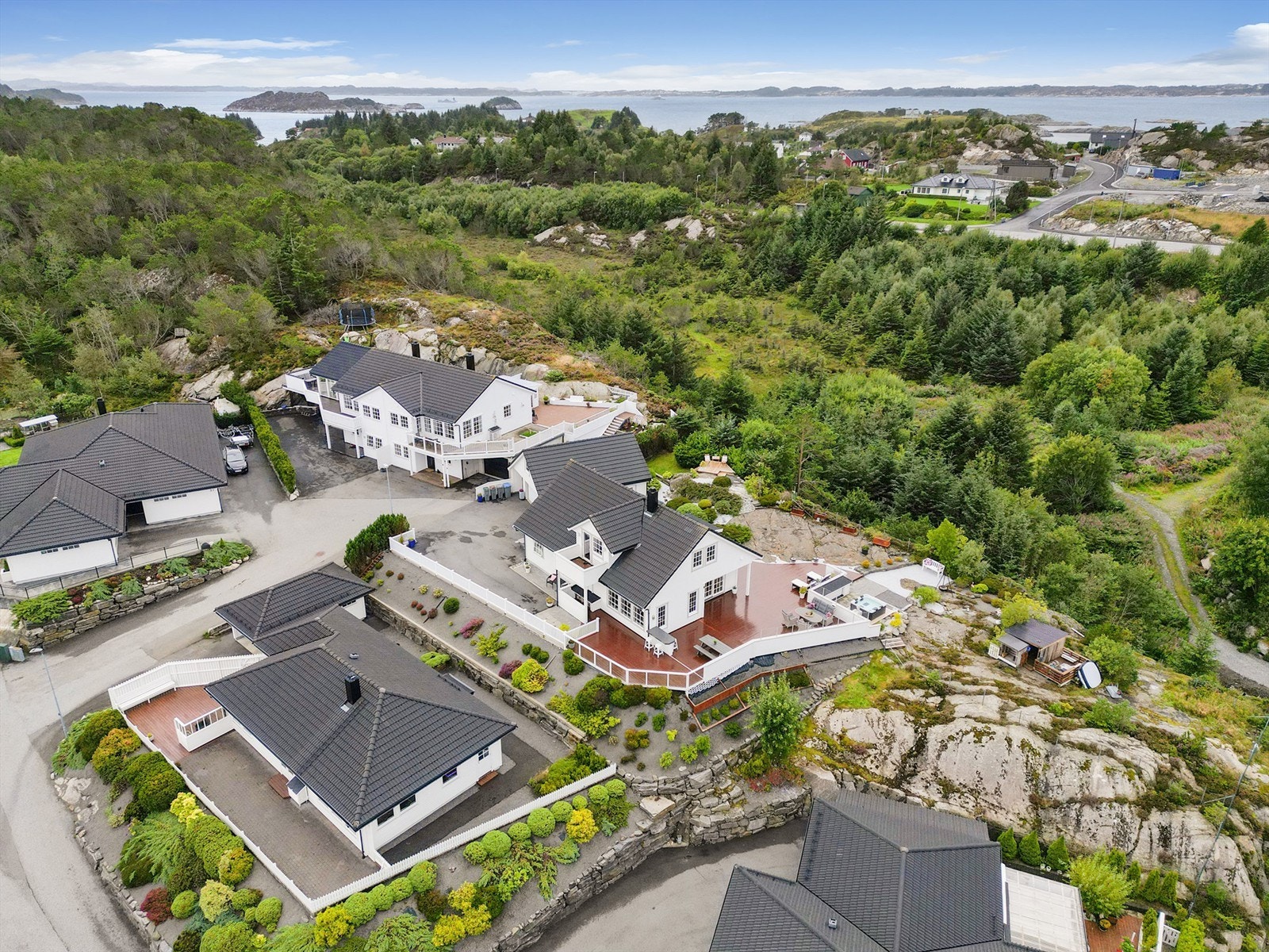 Med bil bruker man ca. 35 min. til Bergen sentrum. Galleribilde