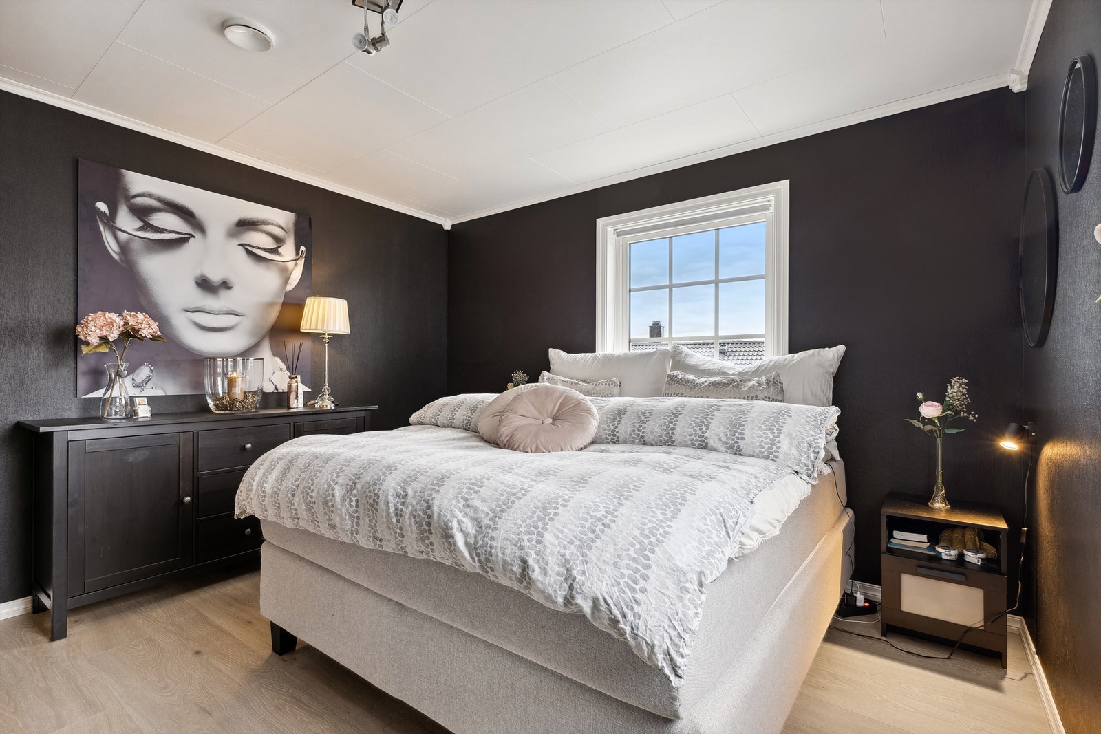 Soverommet i 1. etasje har nyere 1-stavs gulv Galleribilde