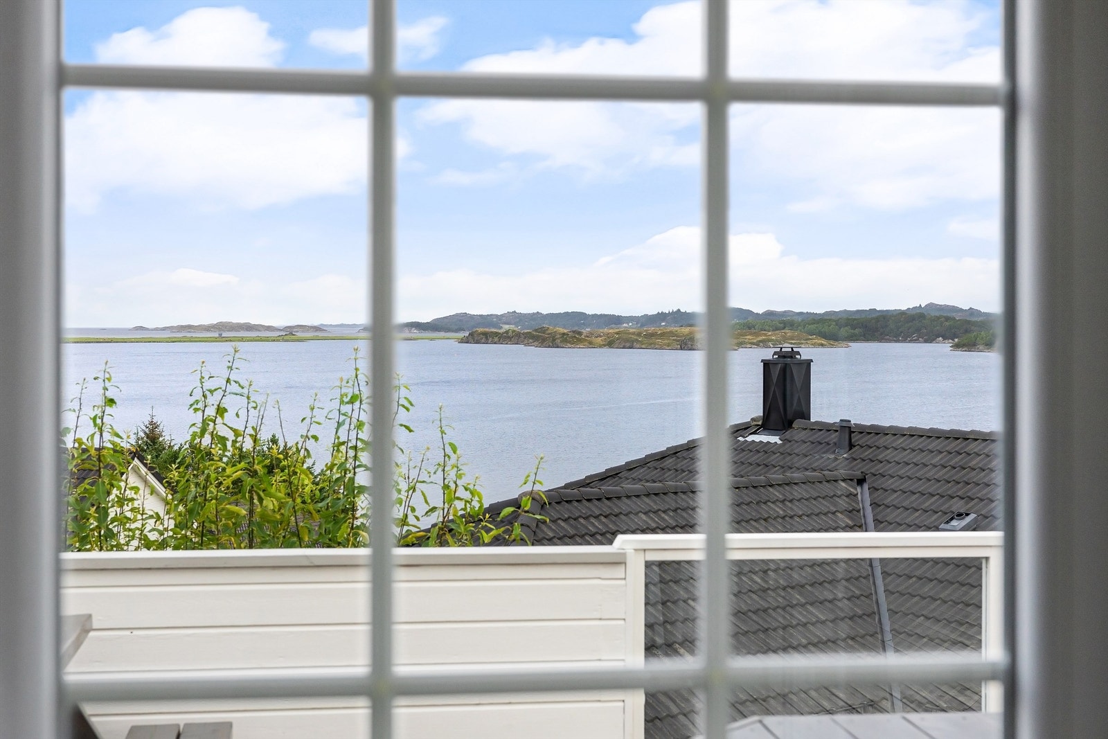 Store utsiktsvindu som slipper inn mye naturlig dagslys og gjør utsikten til et blikkfang i rommet Galleribilde