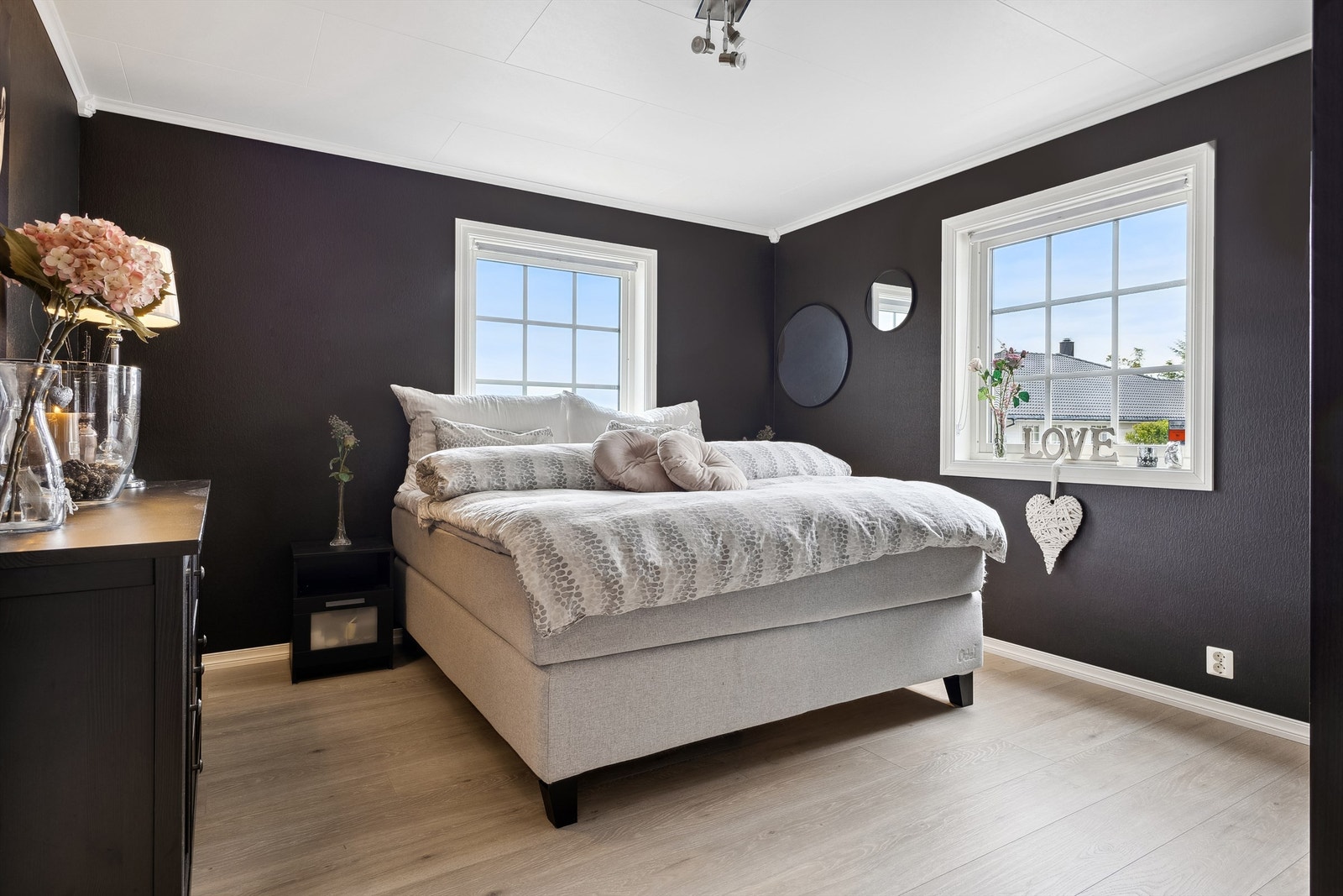 Boligen har totalt 4 gode soverom i tillegg til loftstue Galleribilde