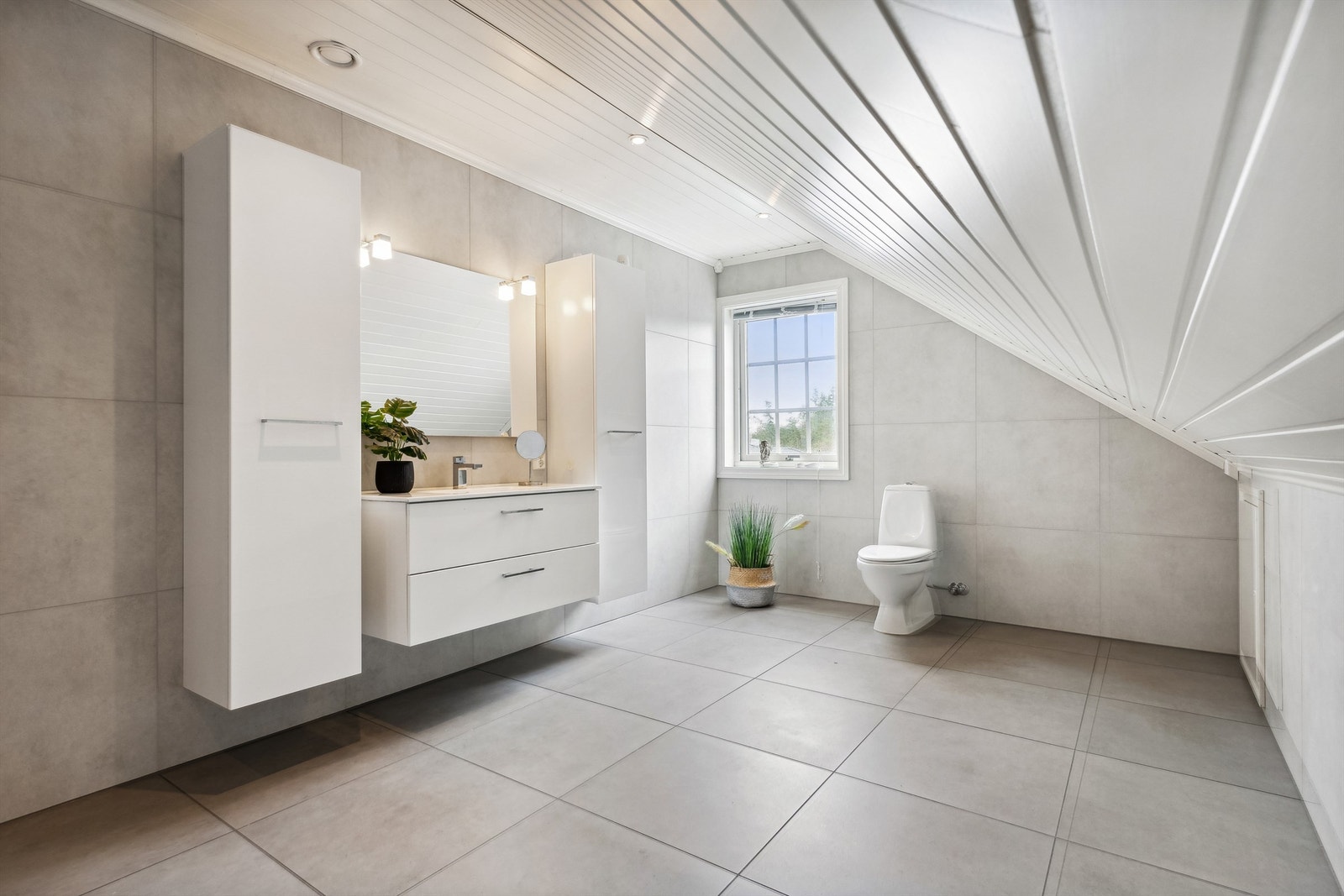 Badet er fra 2017. Flislagt gulv med gulvvarme gir rommet behagelig temperatur. Galleribilde