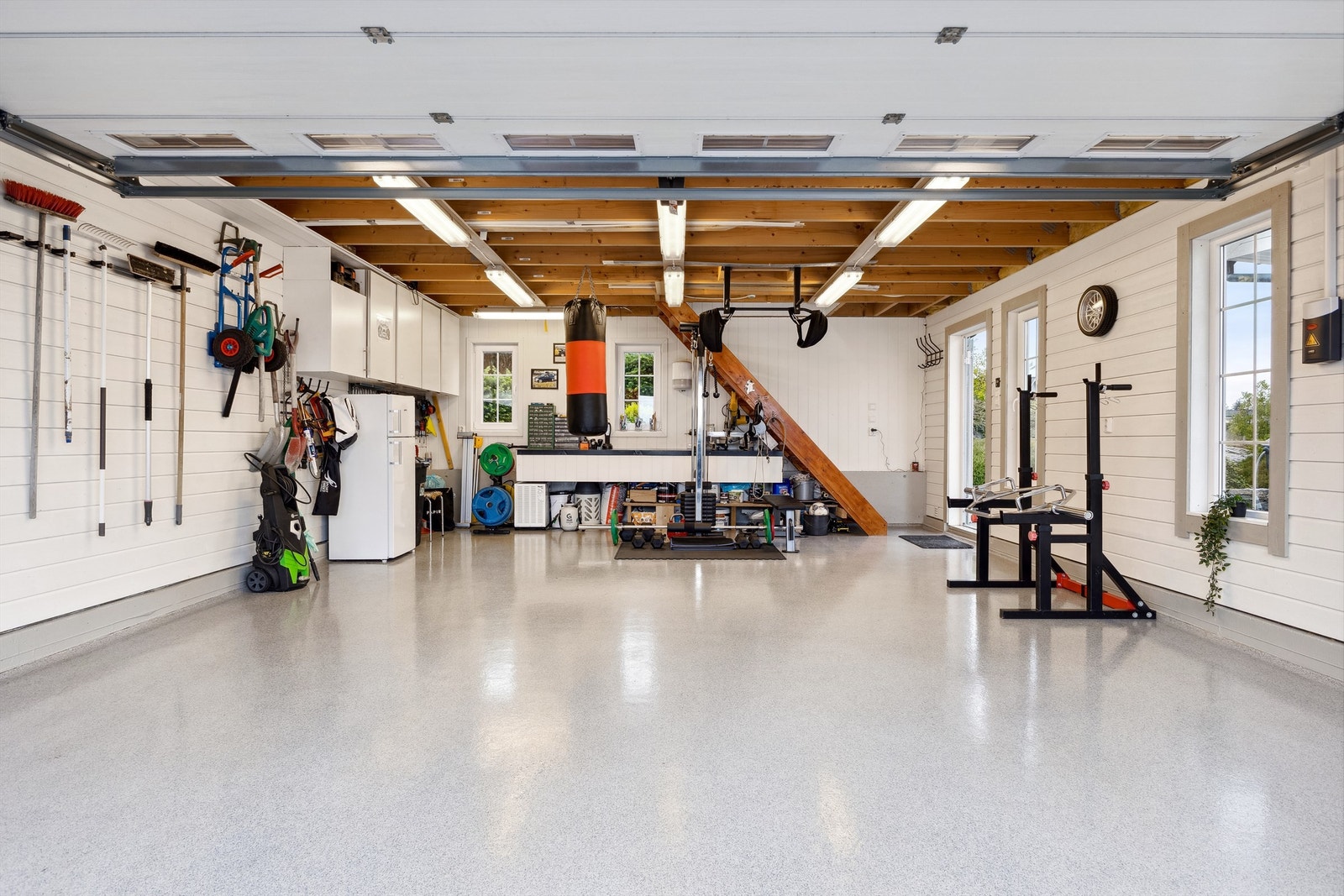 Påkostet drømmegarasje med bl.a. epoxygulv for enkelt renhold, isolerte vegger som er innvendig kledd, praktisk innredning m.m. Galleribilde