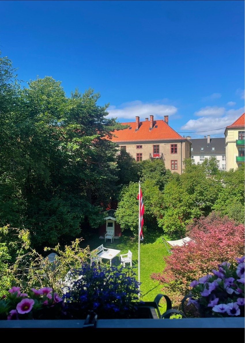 Fra kjøkkenet er det utgang til vestvendt balkong som vender mot frodig skjermet hageidyll - private sommerbilder. Galleribilde