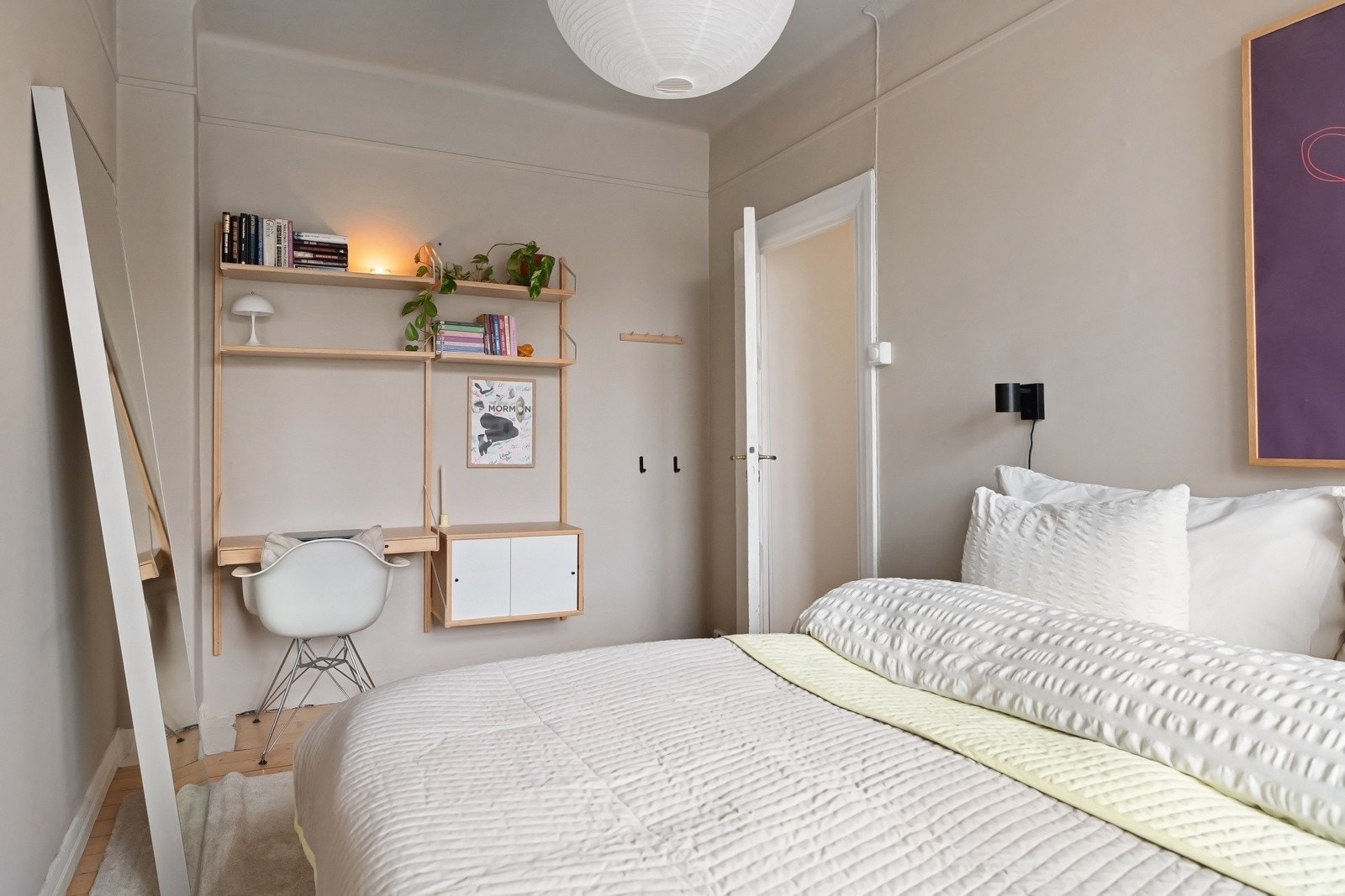 Det er god plass til ulike oppbevaringsløsninger eller hjemmekontor. Galleribilde