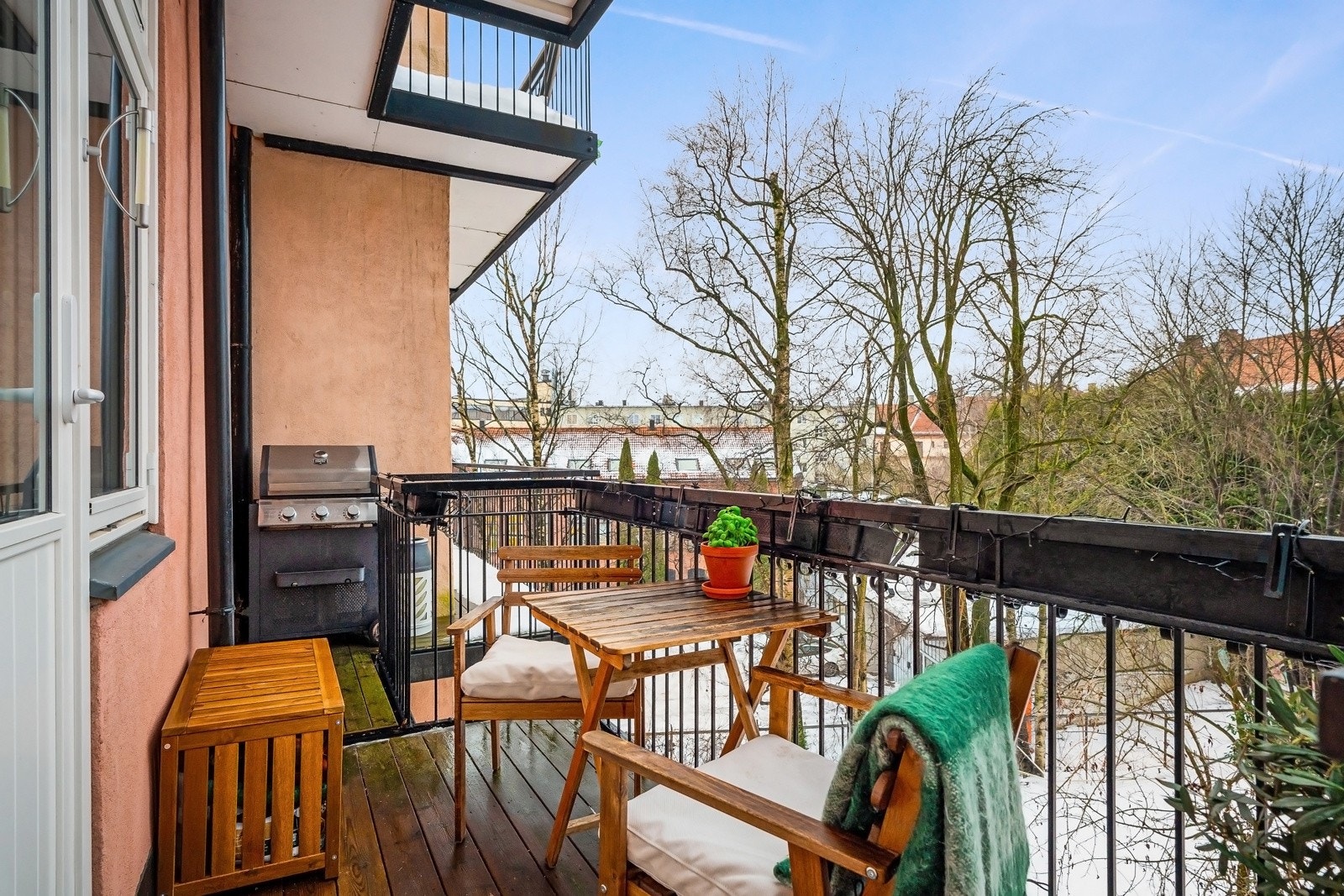 Balkong med gode solforhold fra ca. 15:00-21:00 på sommerstid. Galleribilde