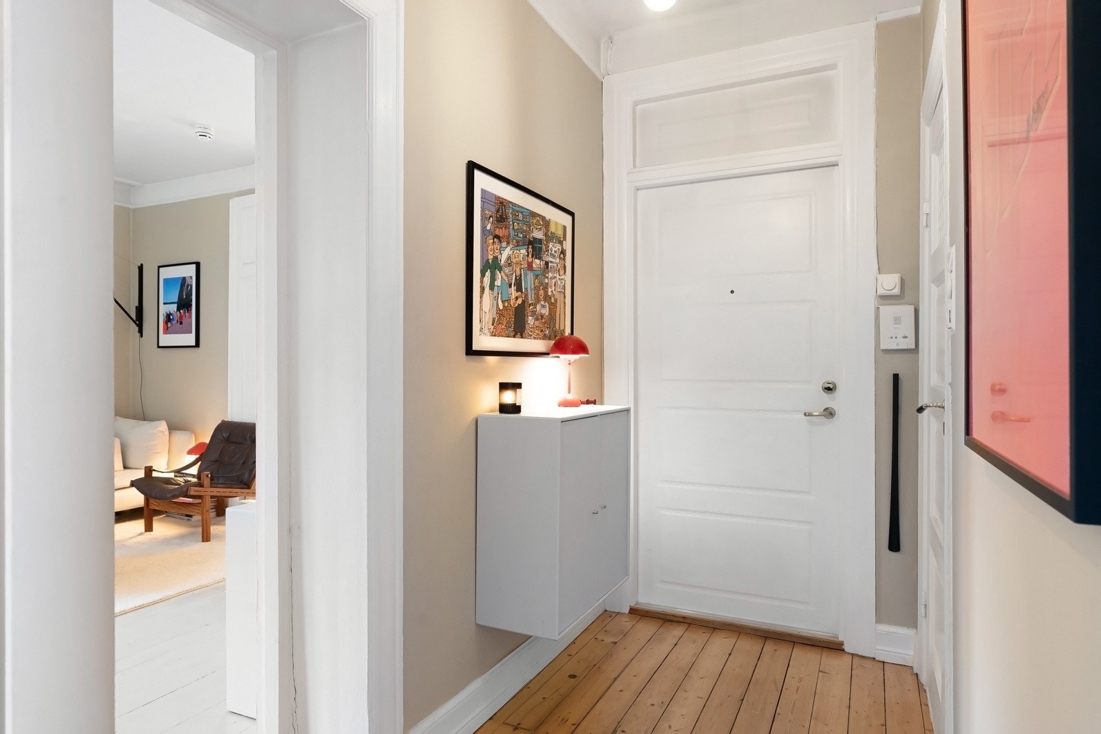 Callinganlegg i entré og entrédør med kikkehull. Galleribilde