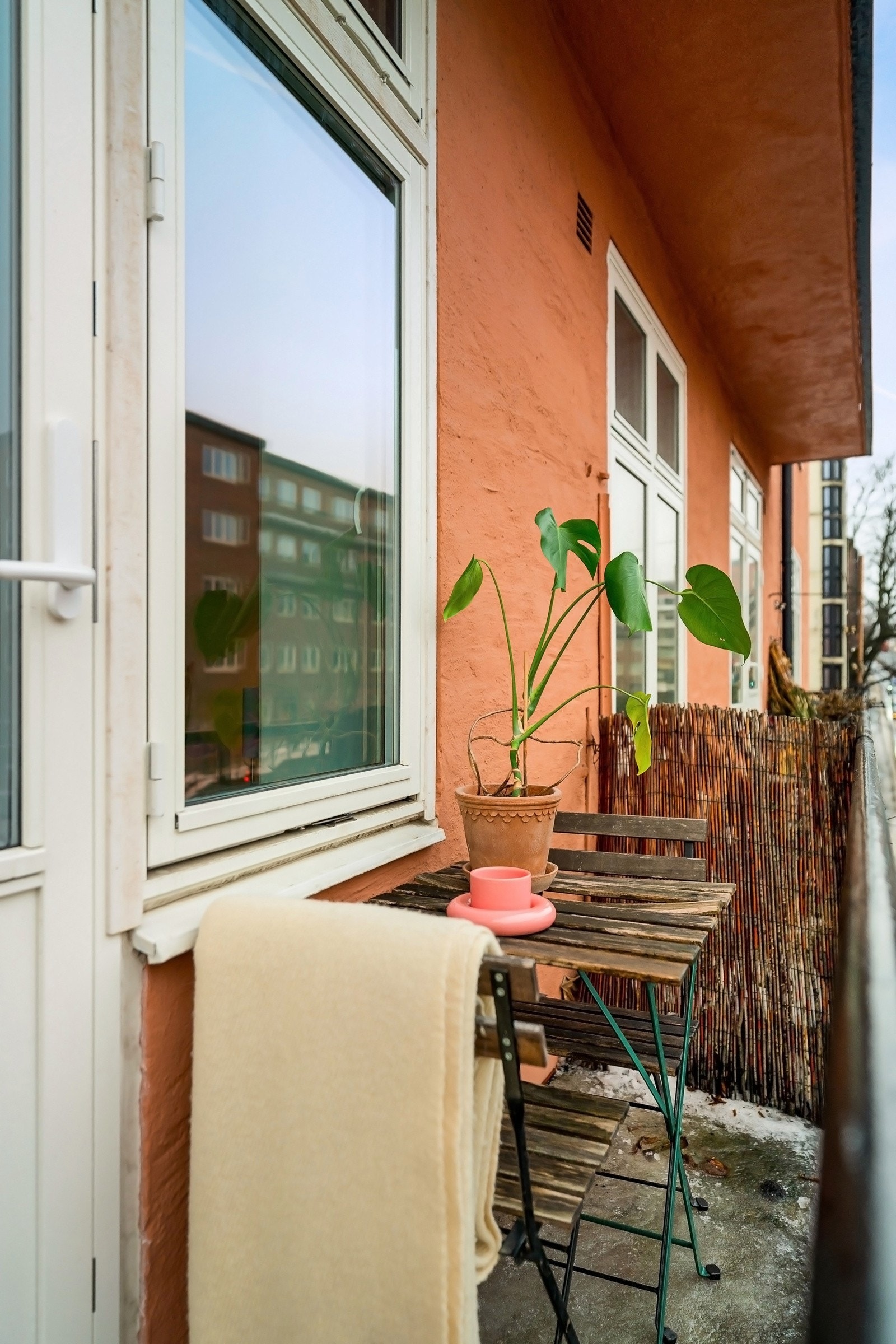 Fra stuen er det utgang til østvendt balkong med morgen/formiddagssol fra ca. kl 07:00-14:00 på sommerstid. Galleribilde