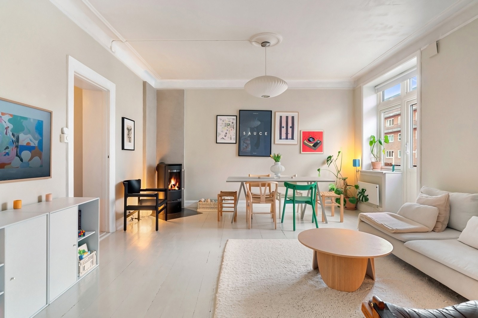 Lys og romslig stue med store vindusflater som slipper godt med naturlig lys inn. Galleribilde