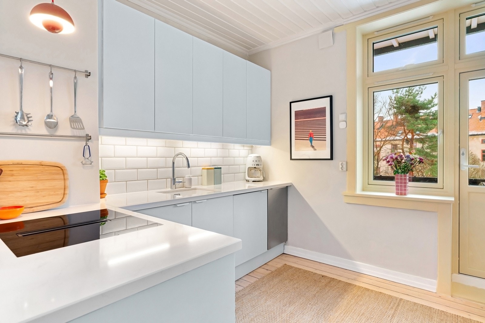 Kjøkkenet er stilrent og tidløst med slette malte fronter og ny benkeplate i kvarts med ny underlimt oppvaskkum og blandebatteri(2024). Galleribilde