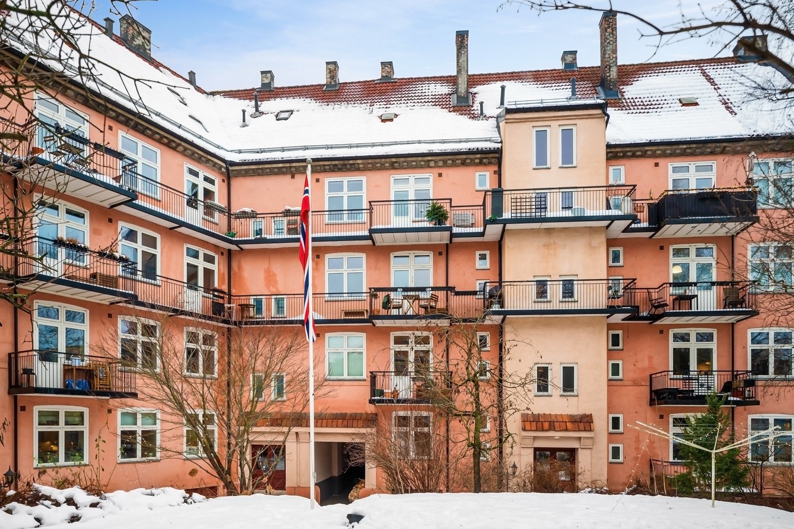 Indre gårdsrom. Galleribilde