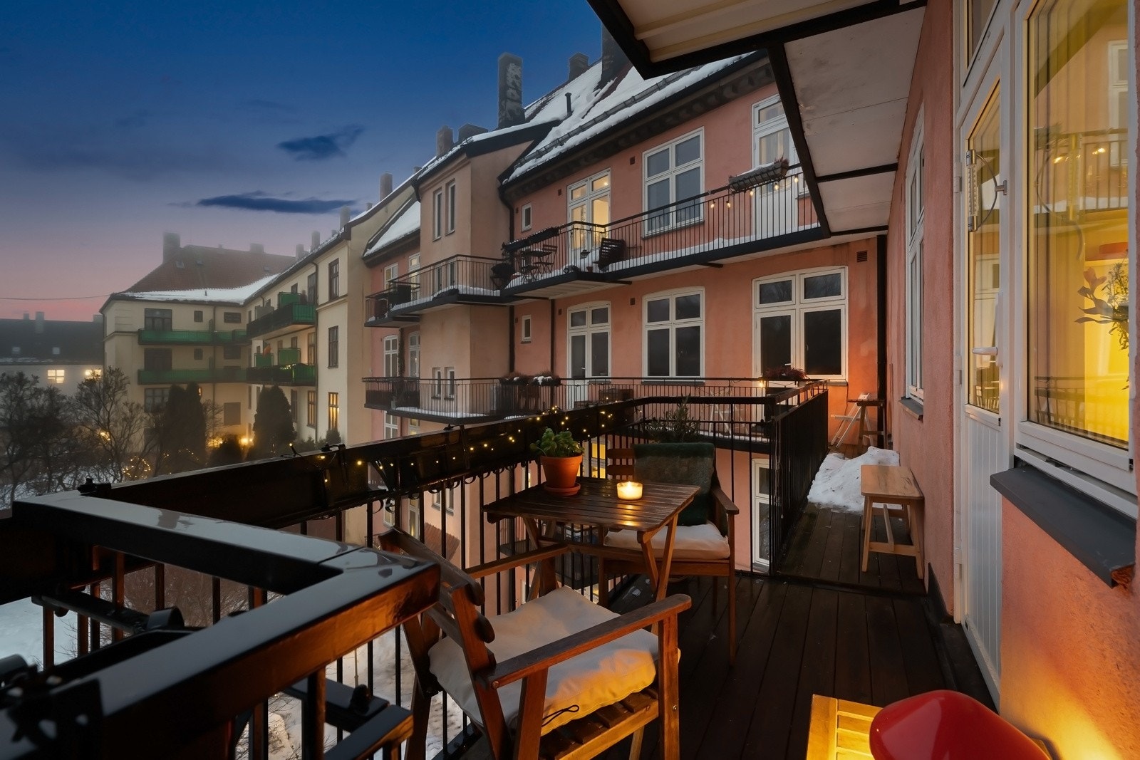 Leiligheten har en gjennomgående planløsning og to balkonger, en østvendt og en vestvendt(avbildet). Galleribilde