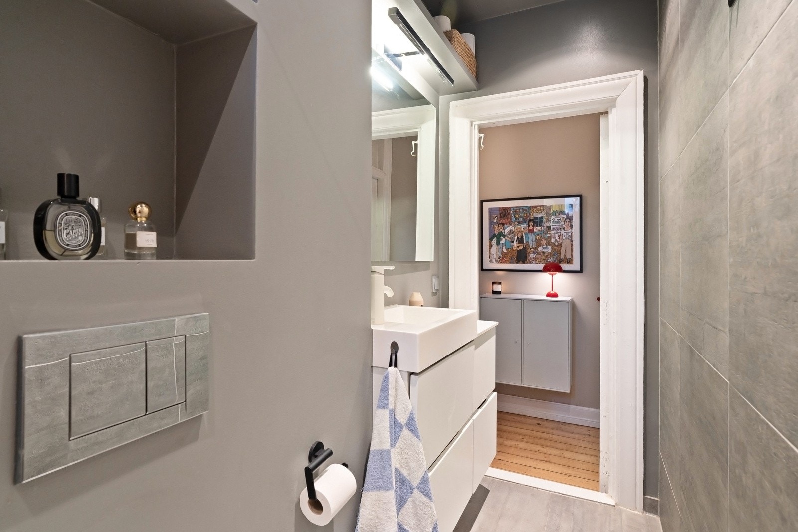 Tidløs baderomsinnredning med skuffer for oppbevaring. Stort speil med belysning. Galleribilde