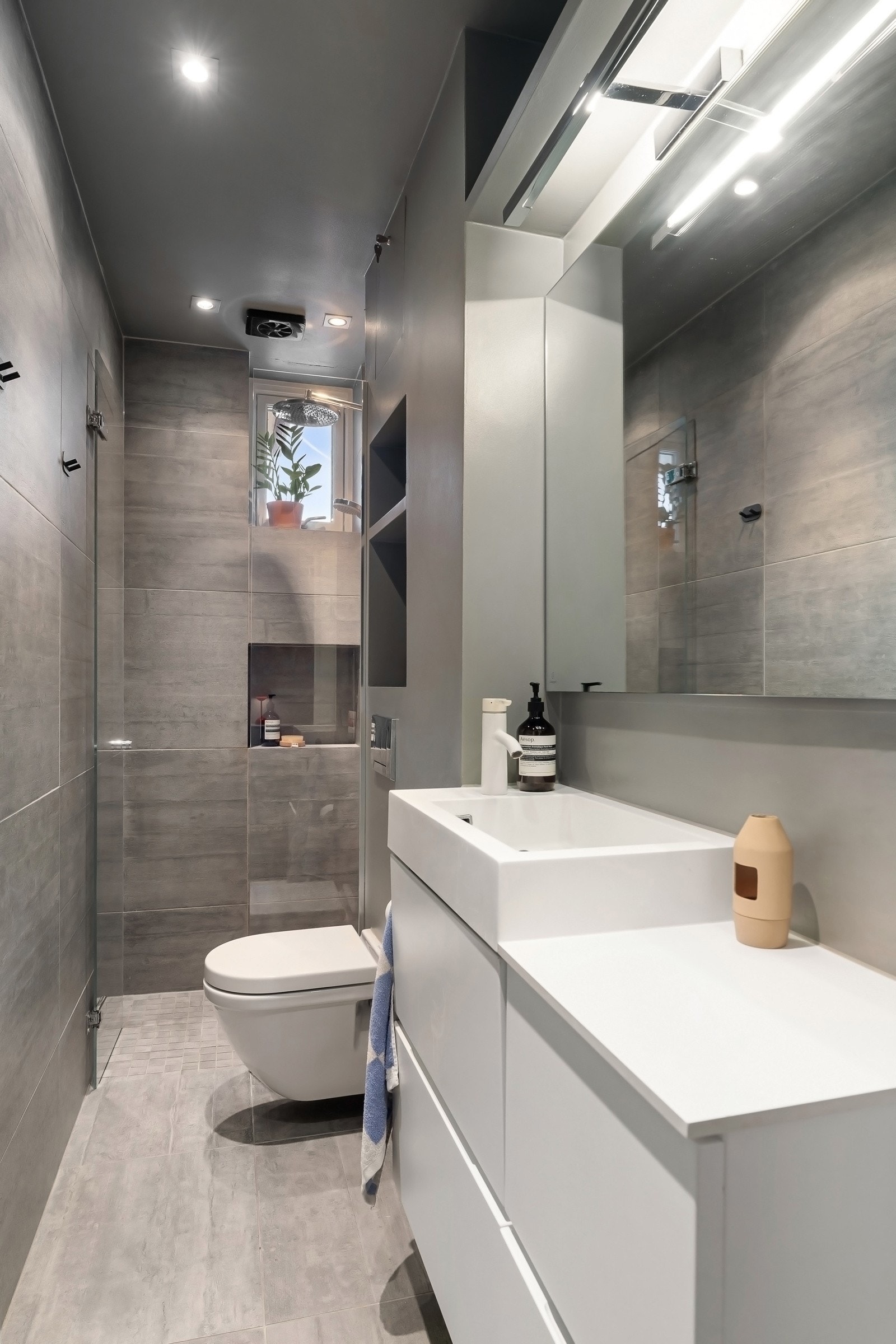 Svært lekkert bad fra 2014 med en gjennomført kombinasjon av flislagte og malte vegger og flislagt gulv med varme. Malt himling med downlights. Galleribilde