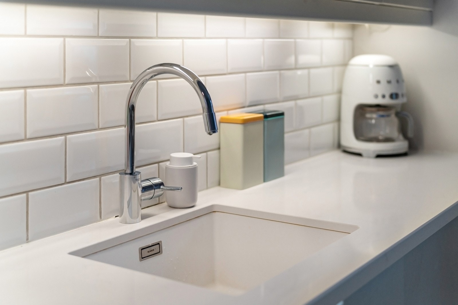 Delikate fasellslipte fliser mellom under- og overskap, samt i sprutsone. Galleribilde