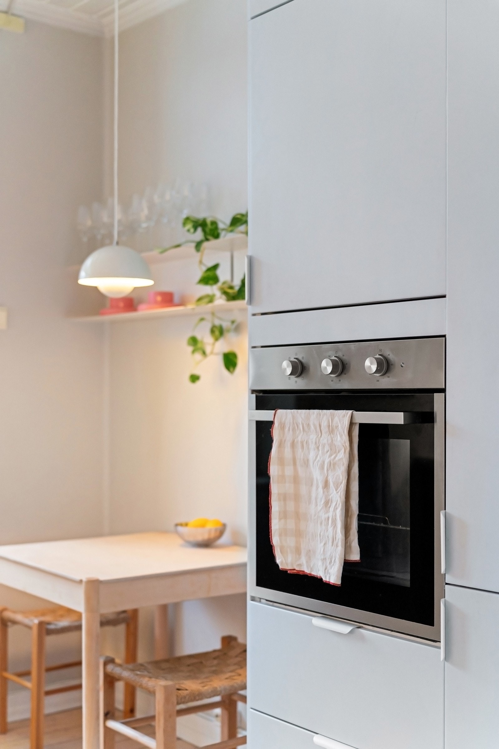 Integrerte hvitevarer er stekeovn i arbeids- og barnevennlig høyde, induksjonsplatetopp(2024), oppvaskmaskin, vaskemaskin og kjøl/frys(kombiskap). Galleribilde