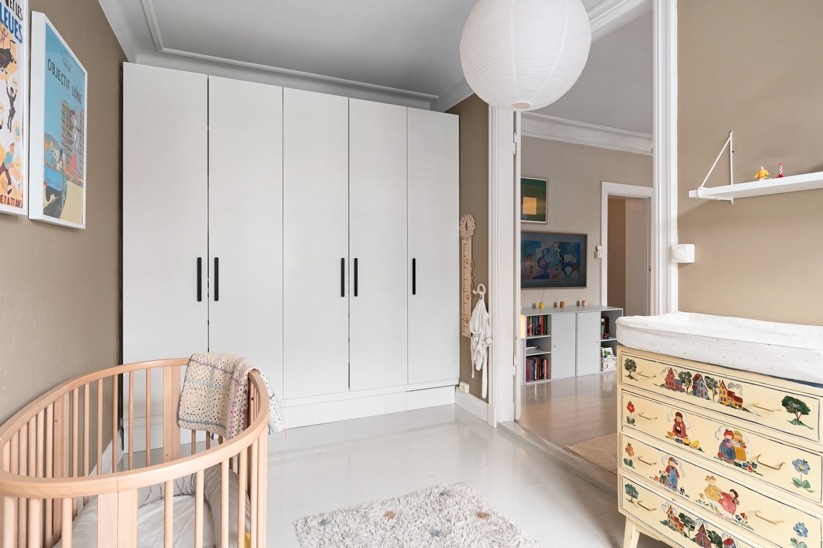 Gode oppbevaringsmuligheter i stor garderobeskapsrekke. Galleribilde